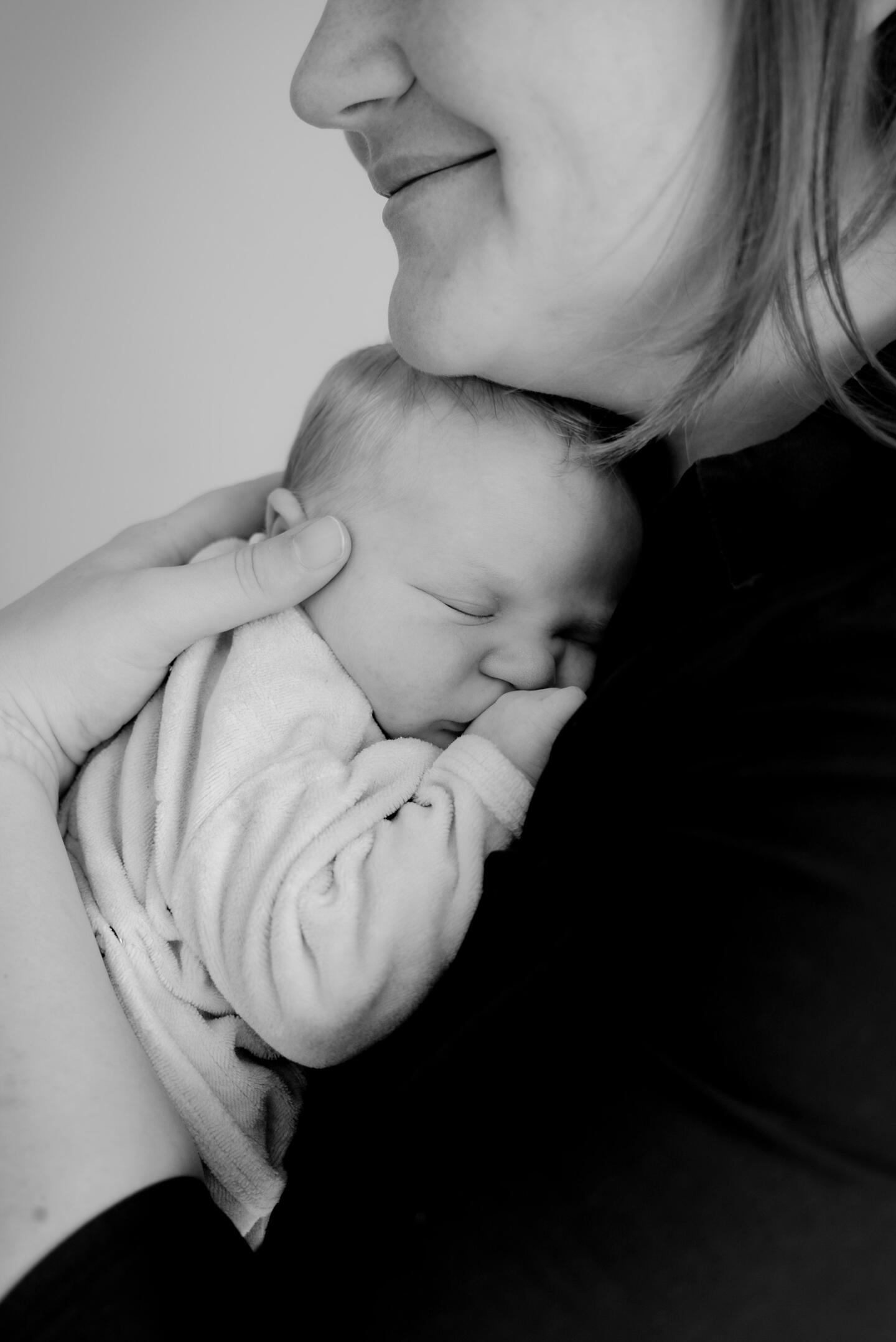 Imtimität baby hugged on his moms chest